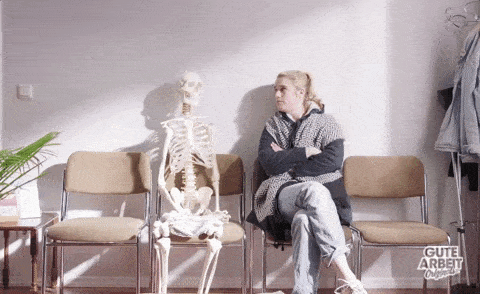 humain qui discute avec un squelette